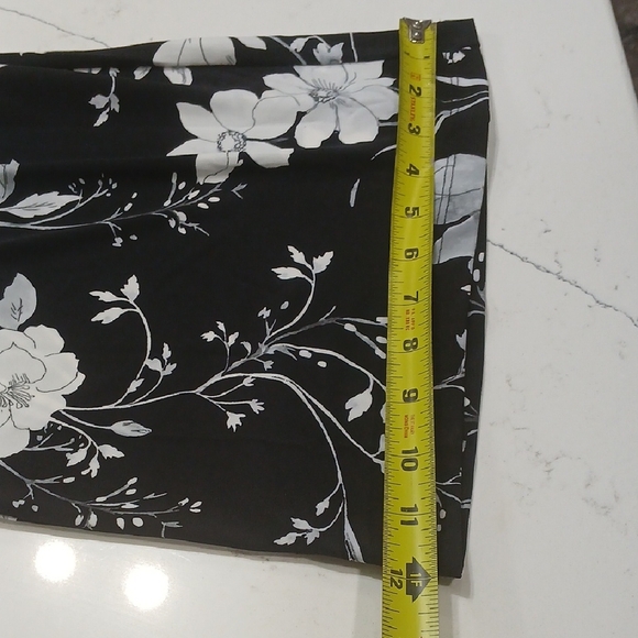 Calvin Klein Black and White Floral Croped Jumpsuit with VNeck Sz 2 New With Tag - Picture 8 of 11